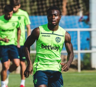 Moses Simon, en un entrenamiento con el Levante UD (Adolfo Benetó).