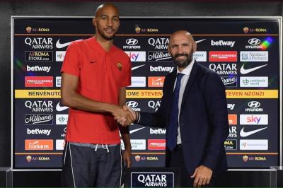 Monchi, junto a Nzonzi, en la Roma.