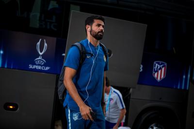 Diego Costa, a la bajada del autobús del Atlético para la final de la Supercopa de Europa (Foto: UEFA). 