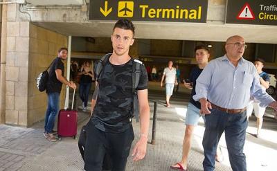 Corchia, en el aeropuerto (Foto: Kiko Hurtado).