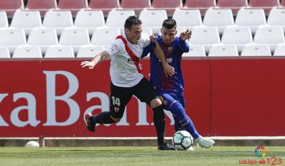 Fede San Emeterio pugna un balón con Nahuel (Foto: LaLiga).