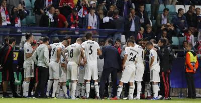 Lopetegui charla con sus jugadores antes del inicio de la prórroga.