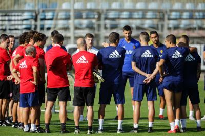 Alberto Zapater se dirige a sus compañeros en la charla previa al entrenamiento (Foto: Daniel Marzo).