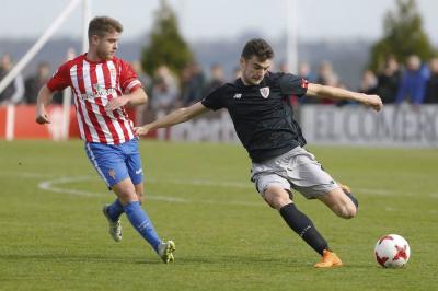 Andoni López golpea el esférico ante la presión rival.