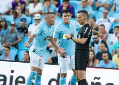 Iago Aspas y Maxi Gómez le protestan a Jaime Latre durante el Celta-Espanyol (Foto: LaLiga).