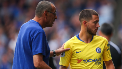 Hazard junto a Sarri.