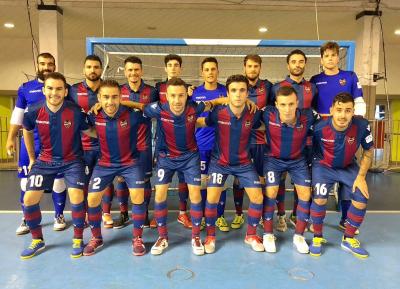 El Levante UD FS posa antes del estreno en pretemporada. (Foto: Levante UD)