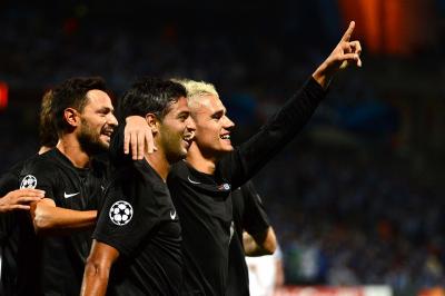 Griezmann, Vela y Seferovic celebran un gol en Gerland.