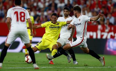 Pablo Fornals tira a puerta ante Sergi Gömez y Éver Banega en el Sevilla-Villarreal.