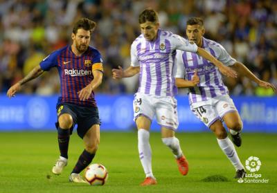 Messi intenta frenar a Toni.