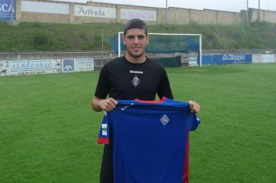 Andoni Tascón posa con la camiseta del Amorebieta en Urritxe (Foto: SD Amorebieta).