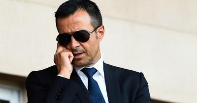 Jorge Mendes, representante de Cristiano Ronaldo, habla por teléfono.