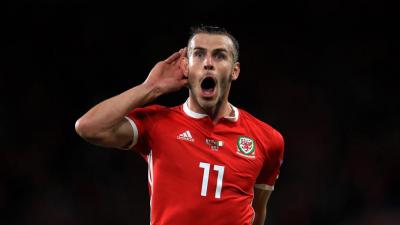 Bale celebra un gol con Gales. 