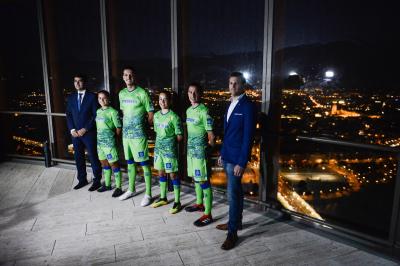 Paula Perea, Feddal, Rosita y Guardado posan con la tercera equipación del Betis.
