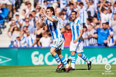 Elustondo celebra su gol con la Real Sociedad ante el Barcelona en Anoeta (Foto: LaLiga).
