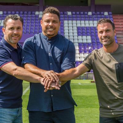 Sergio González y Diego Ribera, junto a Ronaldo Nazário, tras la renovación.