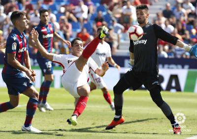 Oier Olazabal, en una acción del partido entre el Levante y el Sevilla (David González).
