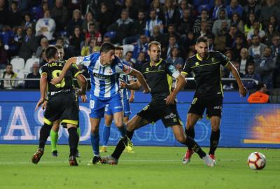 Carlos Fernández, en un lance del Deportivo-Granada disputado en Riazor (Foto: Iris Miquel).