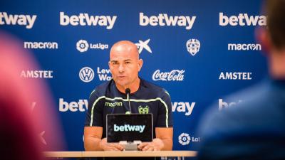 Paco López en rueda de prensa. (Foto: Levante UD)