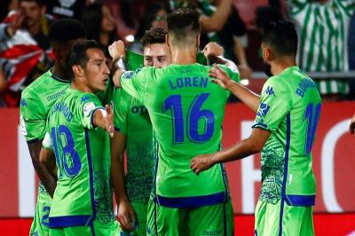 El Betis celebra su primera victoria a domicilio de la temporada.