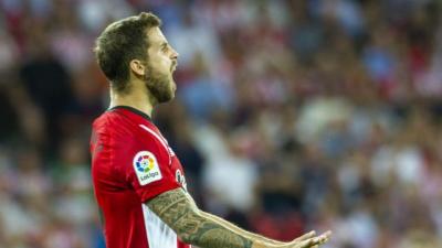 Iñigo Martínez se queja en un partido del Athletic Club (Foto LaLiga). 