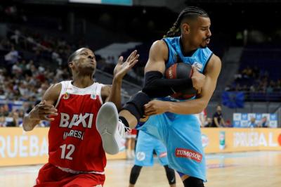 Clavell se hace con la pelota ante Alex Renfroe.