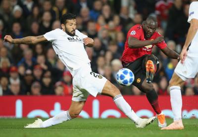 Ezequiel Garay en una acción ante el Manchester United en Old Trafford
