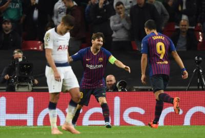 Messi y Luis Suárez celebran uno de los goles en Wembley. 