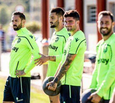 Los jugadores en el entrenamiento de este martes. 