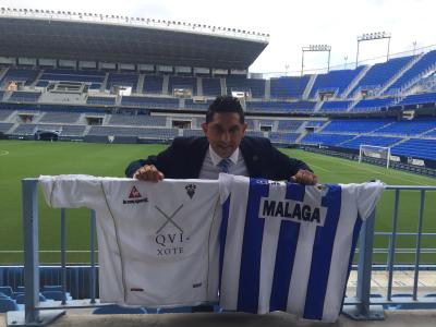 Basti posa con dos camisetas de su época de jugador, una del Málaga y otra del Albacete.
