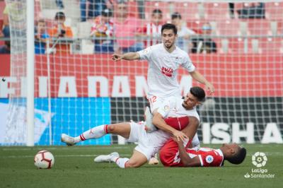 Sergio Álvarez y Paulo Oliveira, durante el Girona-Eibar (Foto: LaLiga).