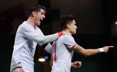Marc Bartra celebra su gol con Morata.