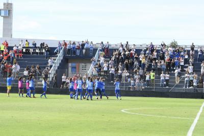 Las jugadoras del Femenino, agradeciendo el apoyo a la afición en la Federación.