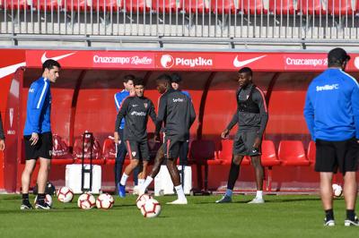 Los jugadores del Sevilla, en el entrenamiento de este viernes (Foto: Kiko Hurtado).