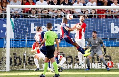 Yeray Álvarez defiende ante un remate de Diop en el Eibar-Athletic (Foto: EFE).