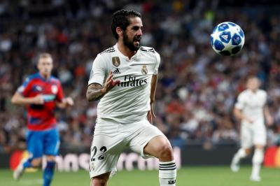 Isco persgue un balón durante el partido ante el Viktoria Plzen. 