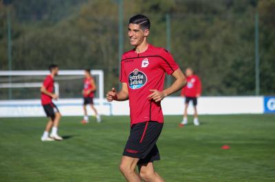 Carlos Fernández, en un entrenamiento del Deportivo en Abegondo (Foto: Iris Miquel).