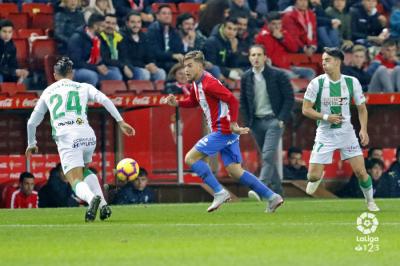 Álvaro, con Baraja al fondo, durante el encuentro (Foto: LaLiga).