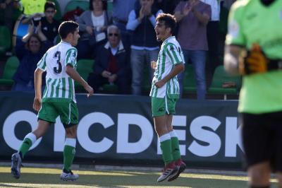 Roberto Abreu celebra el gol ante el Arcos (Foto: Betis Cantera).