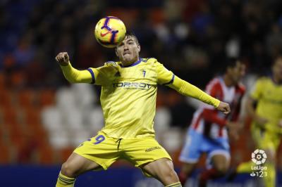 Manu Vallejo se dispone a golpear en el partido ante el Lugo (Foto: LaLiga).