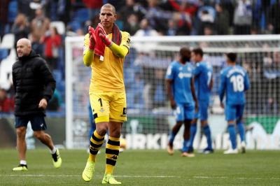 Joel Robles saludo a los aficionados del Betis en Getafe.