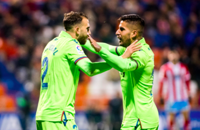 Mayoral celebra el gol junto a Samu. (Foto: Adolfo Benetó)