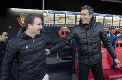 Muñiz y Arrasate se saludan en el duelo de ida (Foto: Osasuna.es).