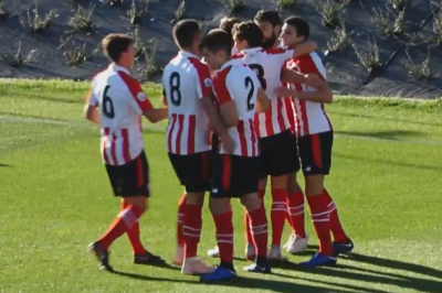 Víctor San Bartolomés es felicitado por sus compañeros tras el 1-0.