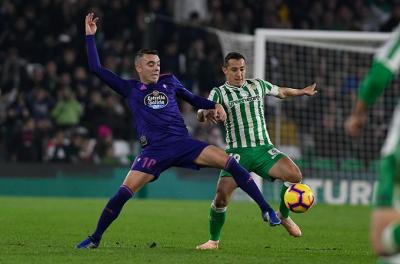 Iago Aspas y Guardado luchan por un balón en el Betis-Celta (Foto: Kiko Hurtado).