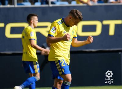 Manu Vallejo celebra su gol en el Cádiz-Elche (Foto: LaLiga).