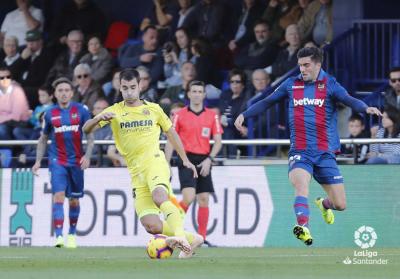 Trigueros esconde el balón ante Jason. (Foto: LaLiga)
