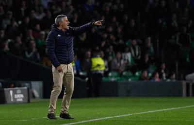 Quique Setién da instrucciones durante el partido ante el Milan (Foto: Kiko Hurtado).