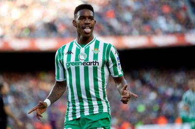 Junior Firpo celebra su gol al Barcelona.