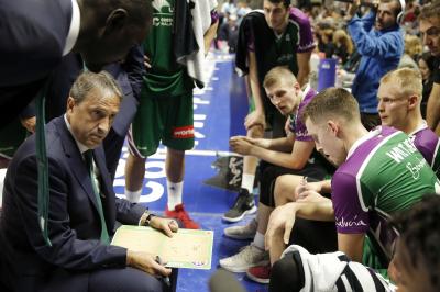 Casimiro da instrucciones en un tiempo muerto (Foto: ACb Photo / M. Pozo).